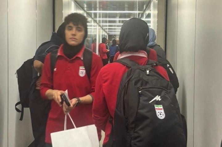 伊朗女足离开的时候，一人拒绝离开，可最终劝说无奈登机，有两人选择最终留在澳大利亚