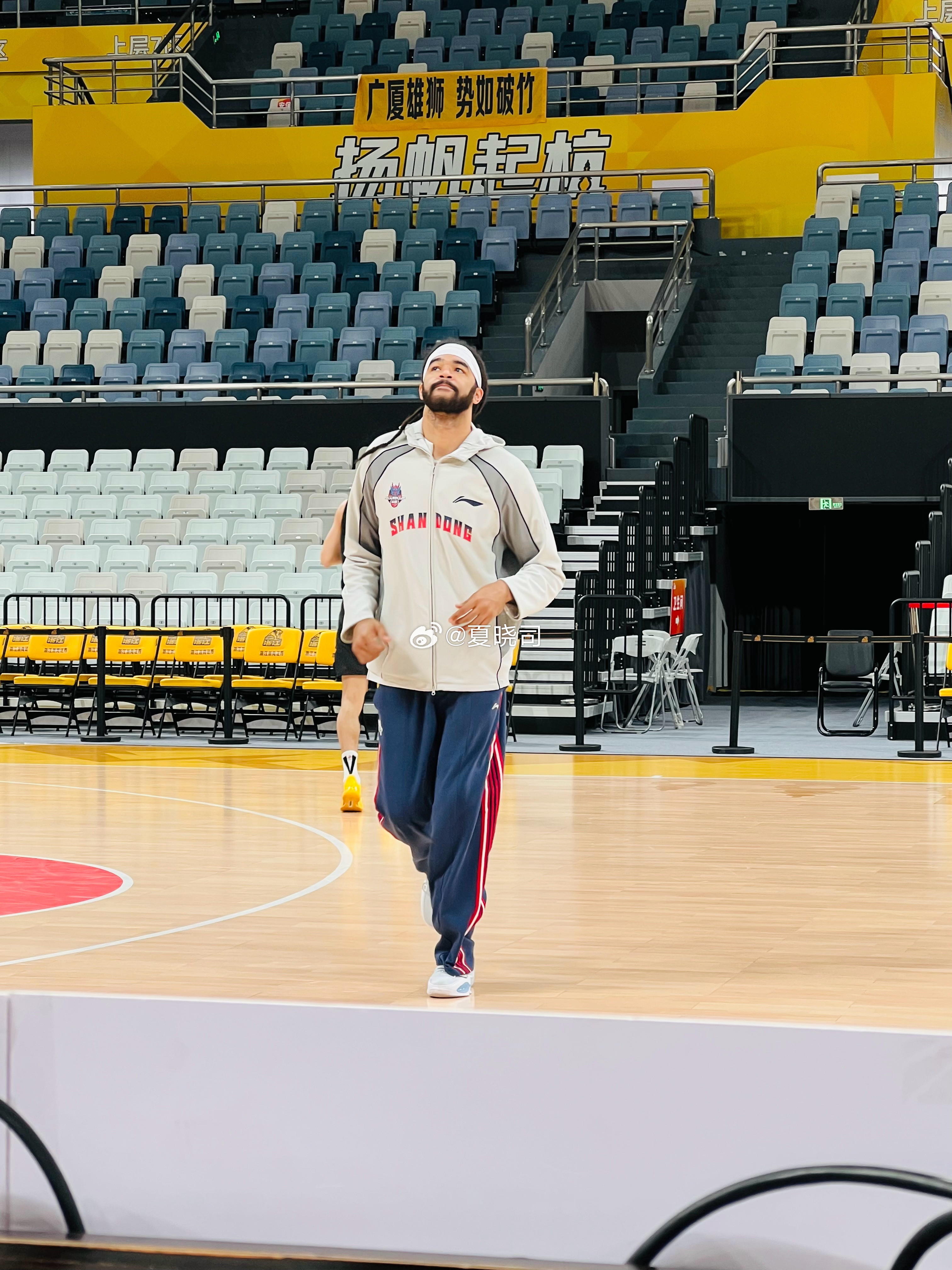 于德豪和克里斯这次没有随山东男篮赶往杭州，大外援克里斯正在济南进行康复，恢复良好