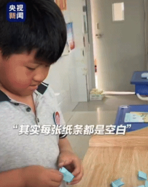 这名老师火了！”河南洛阳，一老师让全班最内向的男孩，帮大家抽签，只要抽到空白签，