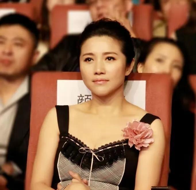 从年轻到现在，她确实和美女沾不上什么边，不过她这气质是这个年龄段中最好的。她不医