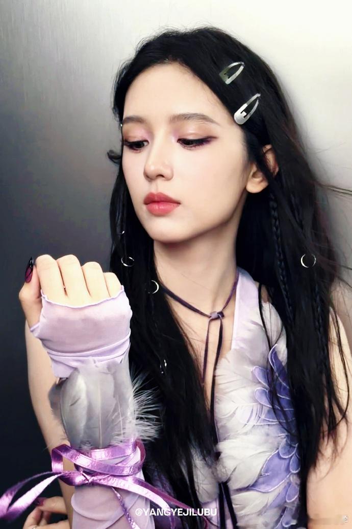 周也是电竞文女主吧回看周也出场的完整片段，没有多余的修饰，依靠自身状态撑起画面