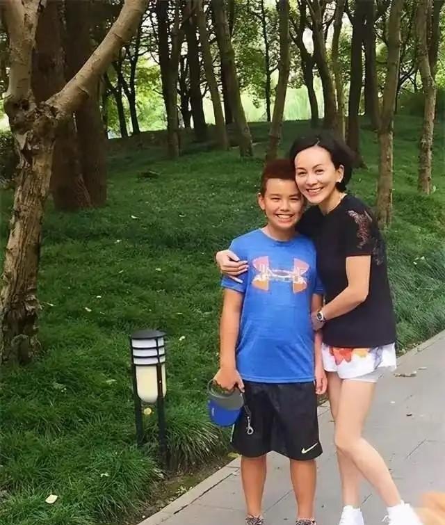 “雪姨”王琳在节目中第一次公开第一段豪门婚姻破裂真相。最近看《姐姐当家》，真被