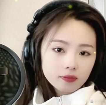 吴彩乐融入不了刀郎团队的深层原因吴彩乐（吴采乐）没能进入刀郎团队，核心是：专