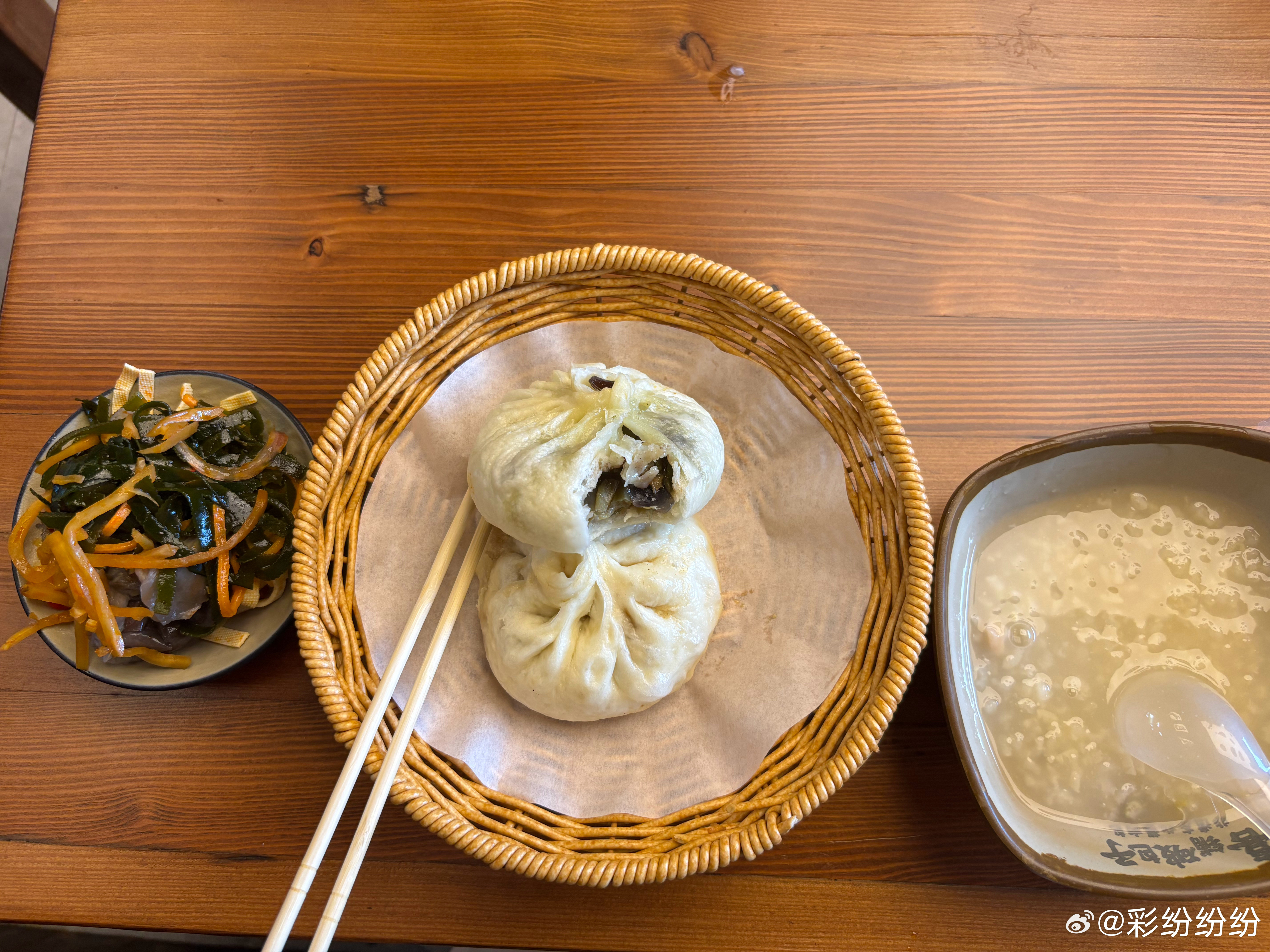 终于吃上心心念念的包子了味道一般般，过得去吧价格着实便宜，这么一份套餐，一个牛肉