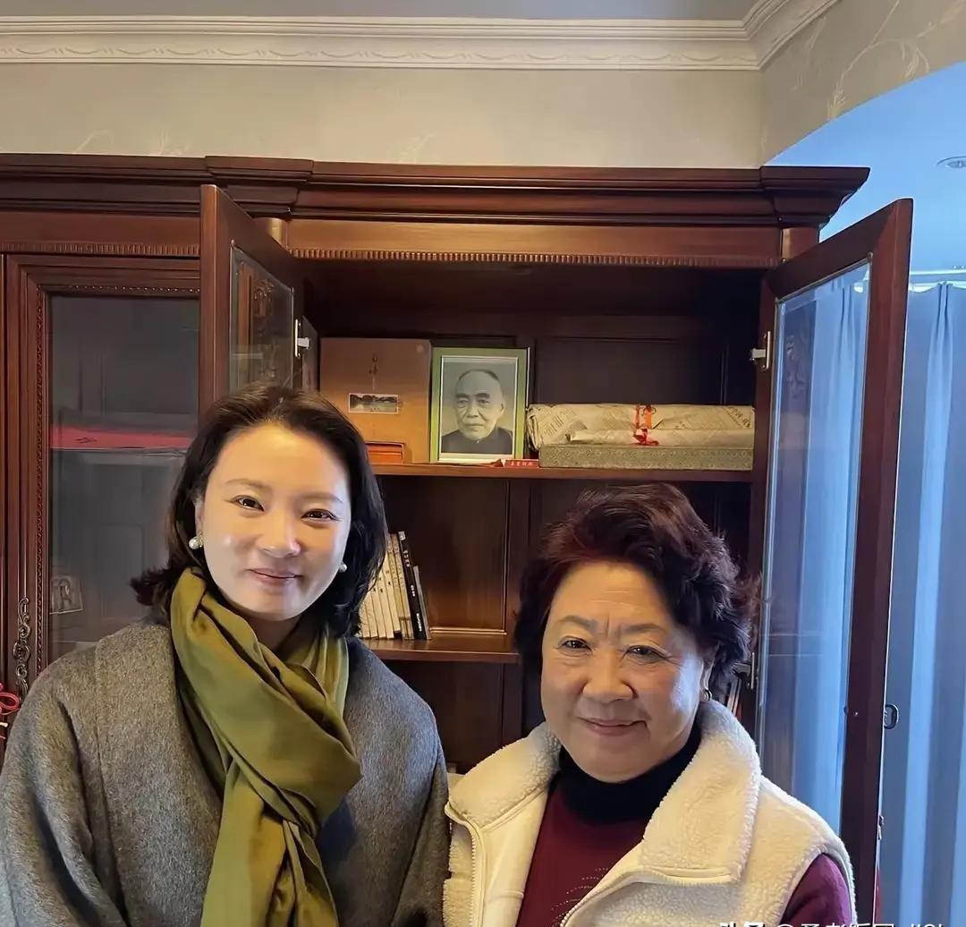 举报人先丢了两份工作。徐莺指控庞叔令五天后，两个影视项目被停，她丢了两份工作；