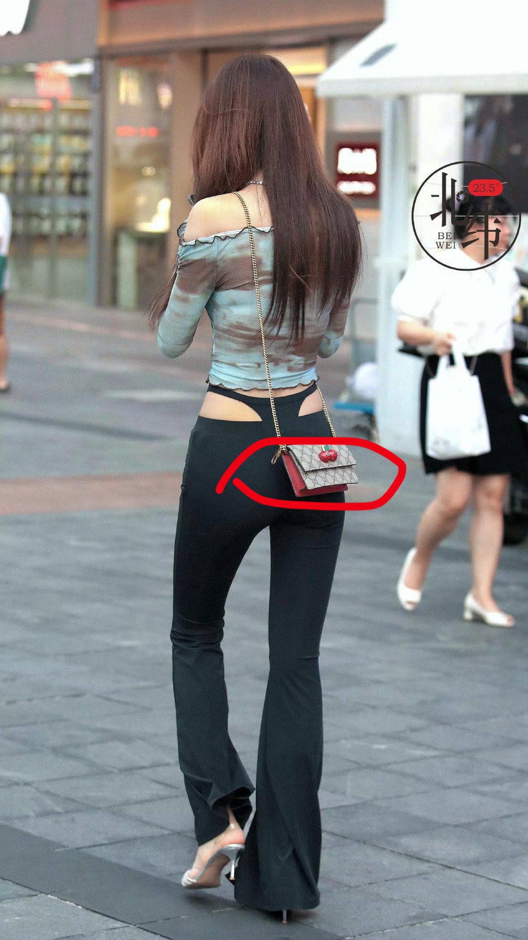 美女的包，是LV的吗？​​​