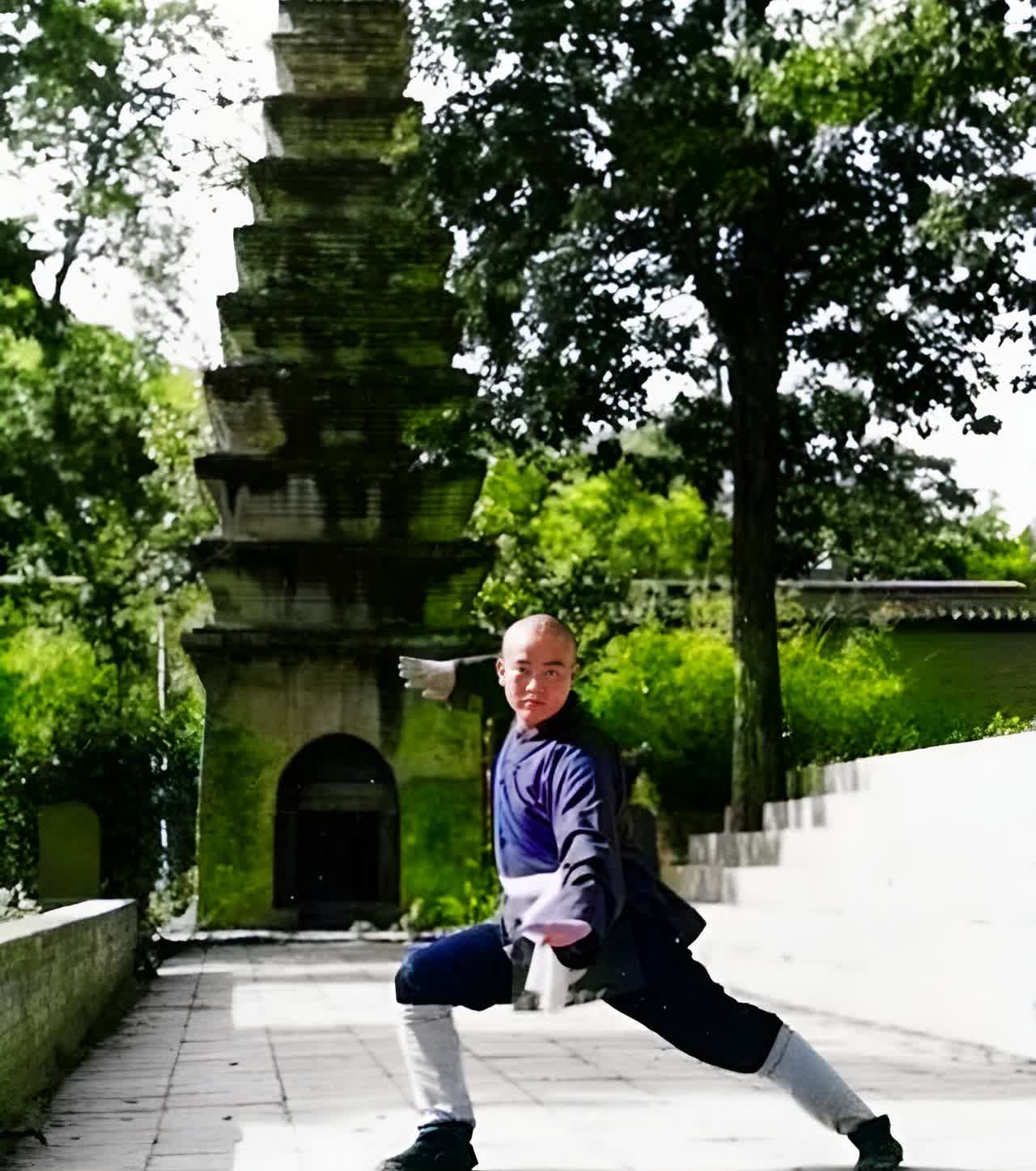这是年轻时的释永信在少林寺练武。年轻时释永信的少林武术绝不逊于现在的少林武僧。况