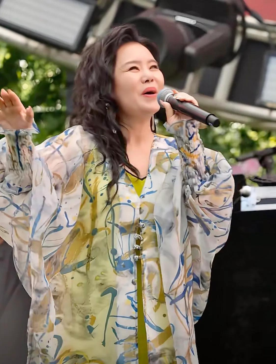 龚琳娜离开老罗是对的，找回了自己，越来越美了，歌唱的也正常了，越来越好听了。其实