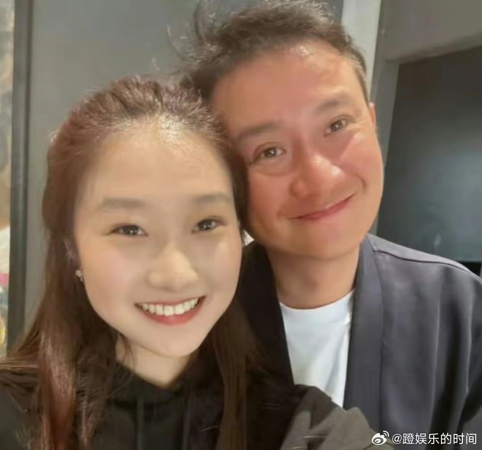 文章女儿晒出跟文章的合影，父女俩头贴着头，对着镜头笑得合不拢嘴，是一看就很温馨的