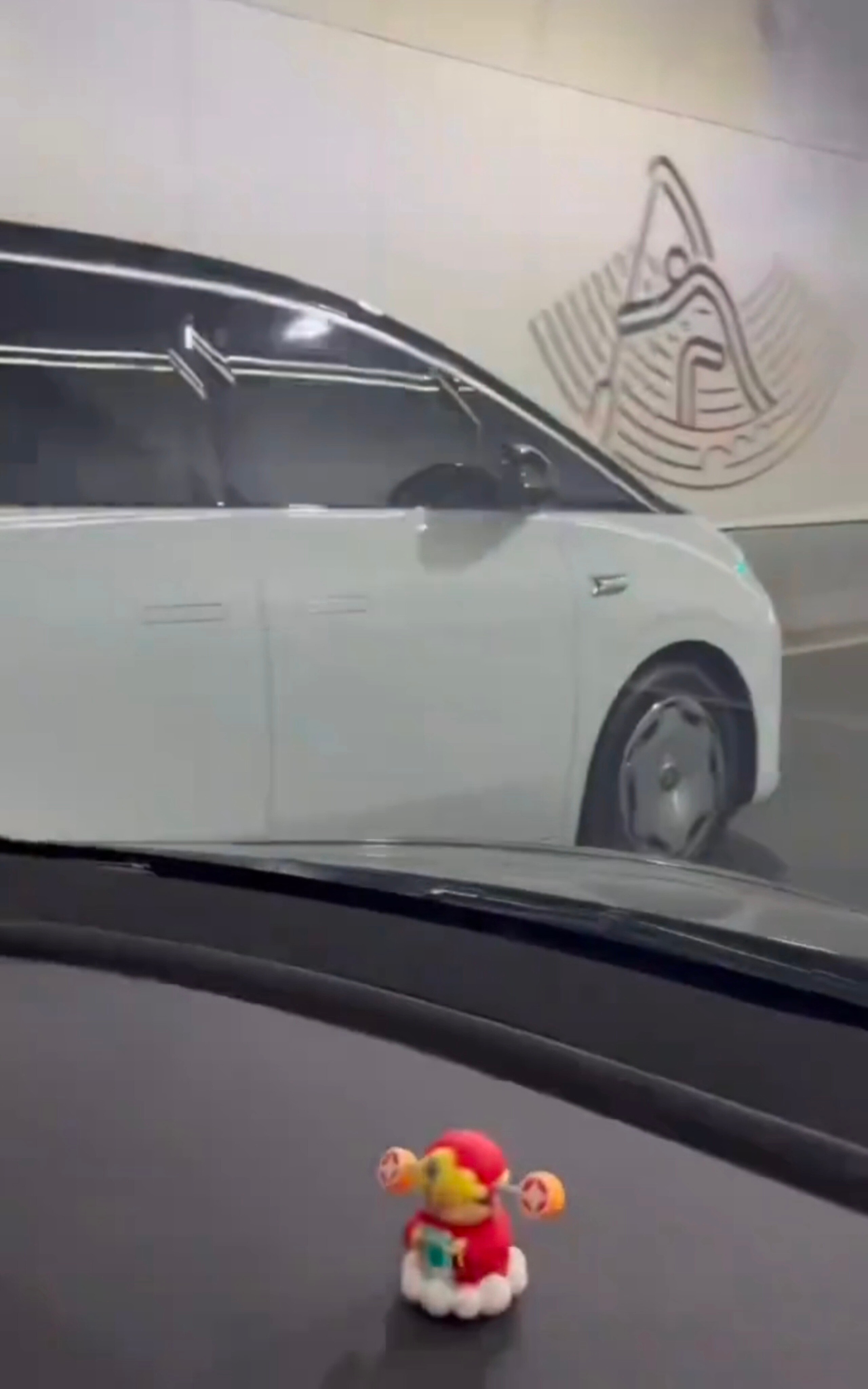 零跑D99已经开始无伪装上路，和埃尔法、理想MEGA就这么同框了。