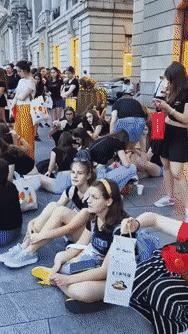 这一幅场景真的不是国外，而是在上海上海现在的老外真的是越来越多了，而且不乏青春