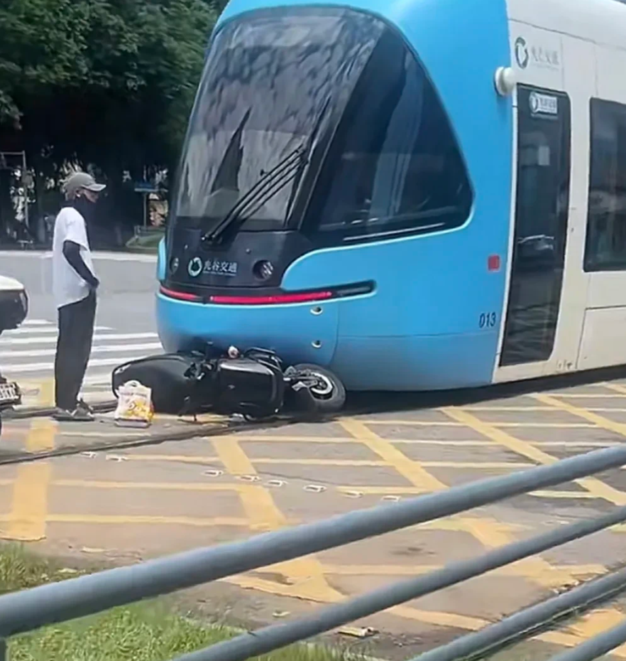武汉光谷的有轨电车又撞了，一年不知道要撞多少回，这种沿海城市淘汰的低速落后轨