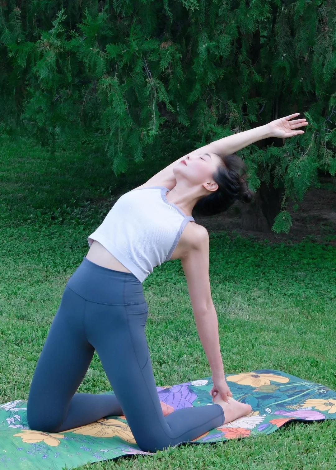 放下生活的琐碎与焦虑，让瑜伽拉伸成为与自己和解的温柔仪式。不必追求极致的体式，不