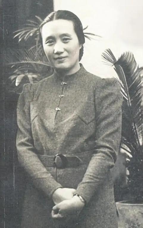 1925年，连生4女的董竹君，为圆丈夫儿子梦，冒死怀第5胎。她肚大肥圆，爱吃辣椒