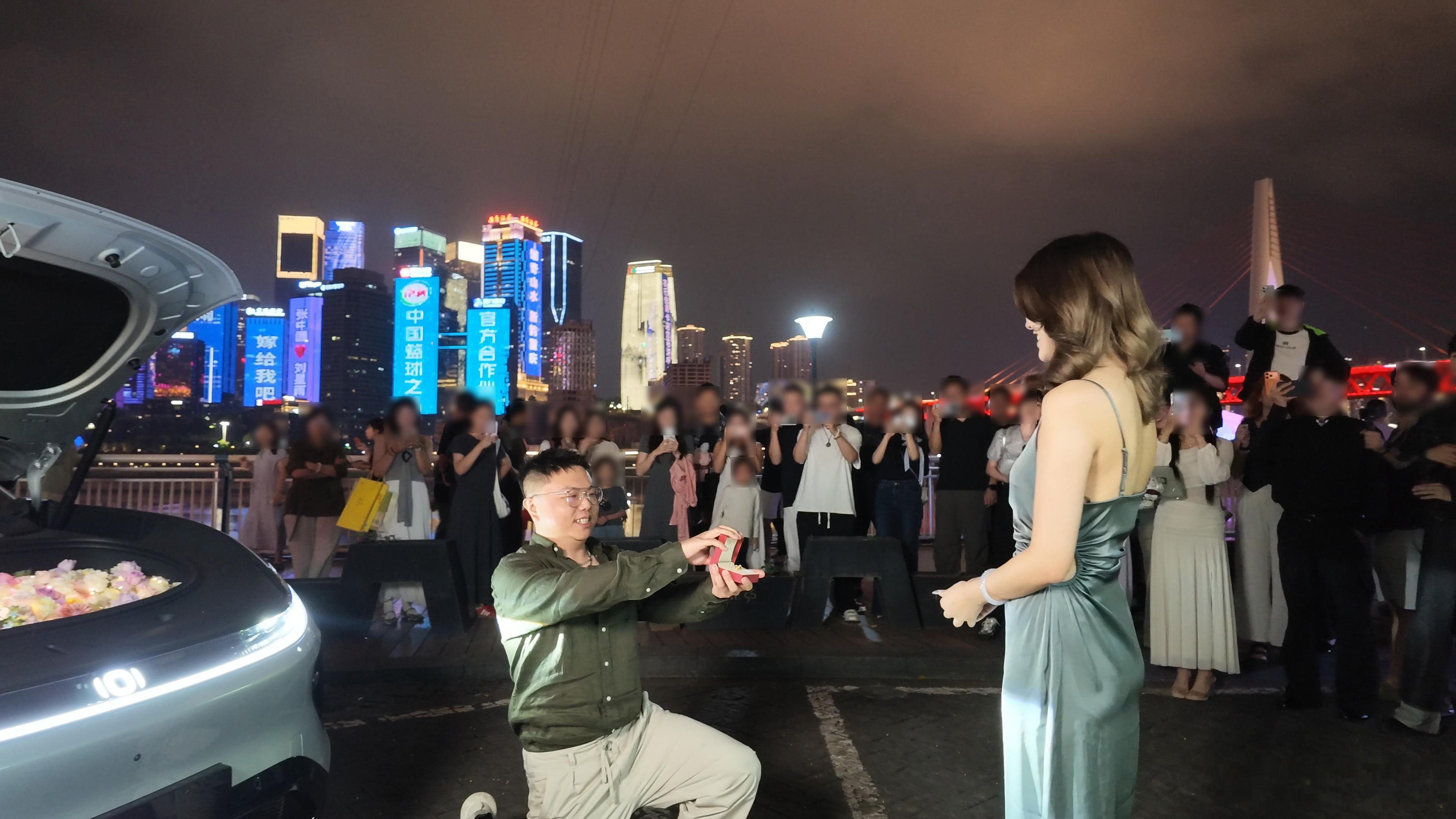 重庆江边这场重庆大屏求婚直接刷爆社交平台！🔥大剧院+两江楼宇灯光全部就位，洪崖洞当背景板，满城烟火
