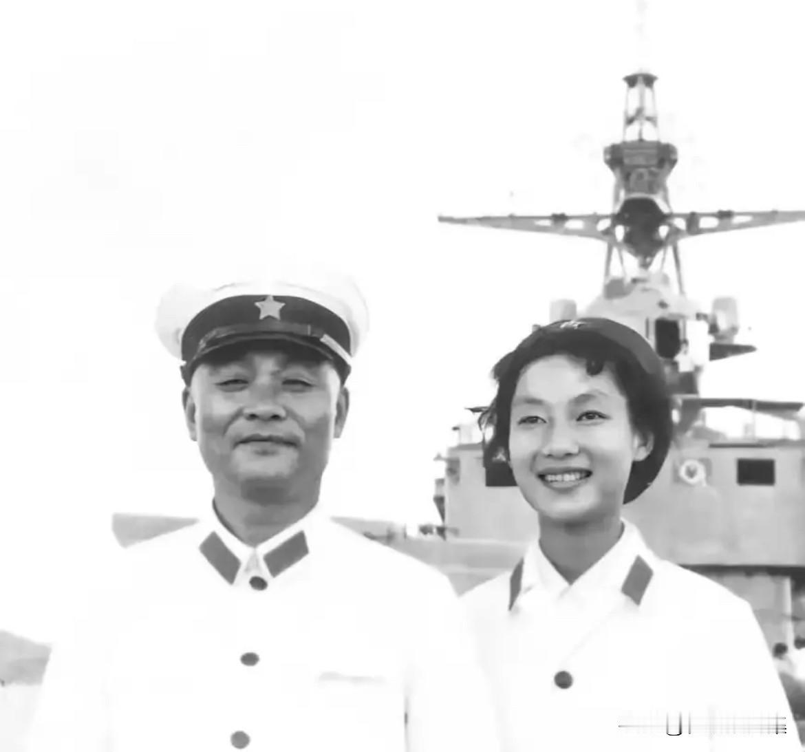 1978年夏天，海军第二政委杜义德到东海舰队视察工作，杜红当时在海军某通信团服役