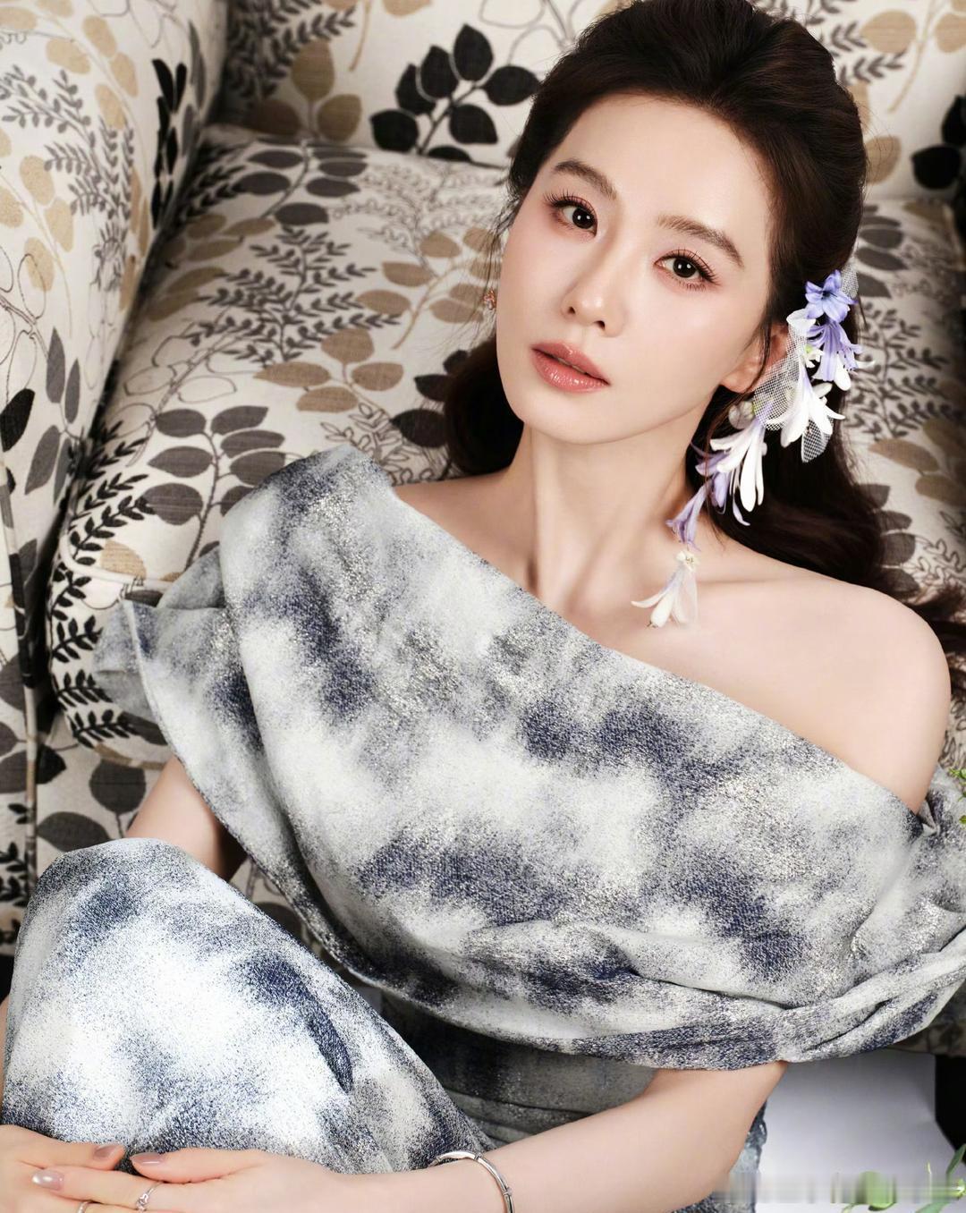 1.王俊凯的团队里有人再次倒卖行程，那些私生得知消息直接躲进车子后备箱，还放跟踪