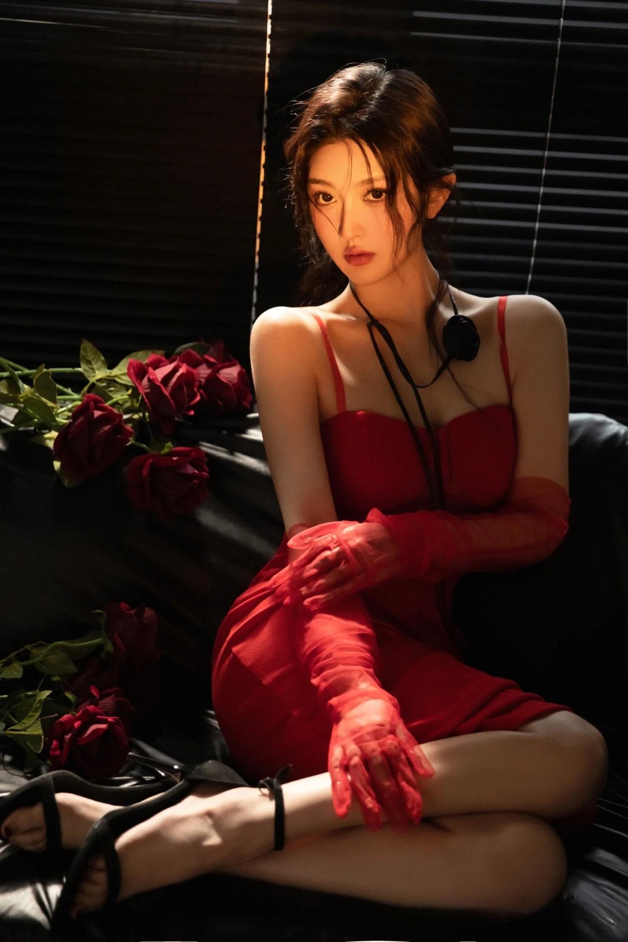 红衣女郎与玫瑰的完美搭配，尽显优雅与神秘🌸🌸🌸高级感写真推荐氛围感写真