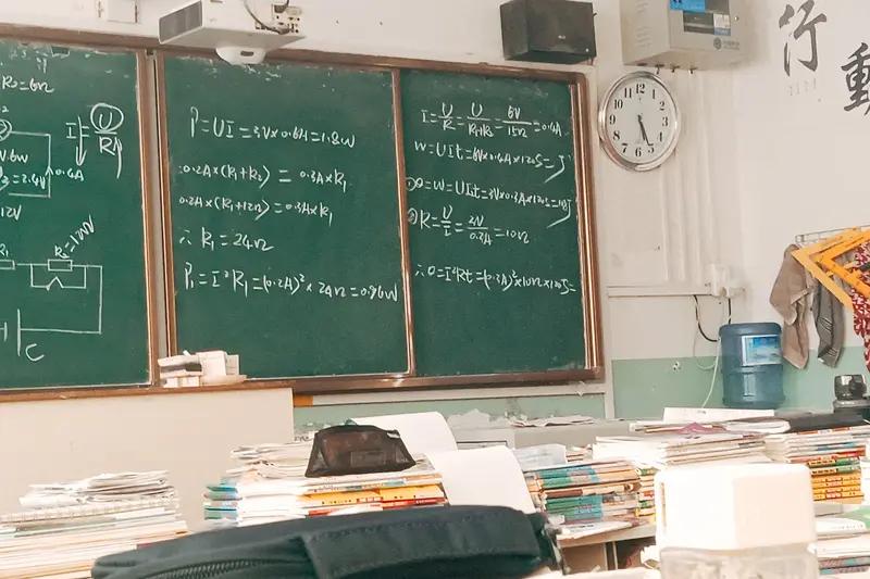 高一到高二，成绩真不稳定，上下浮动10多名刚上高一，强跟上进度之前没接触