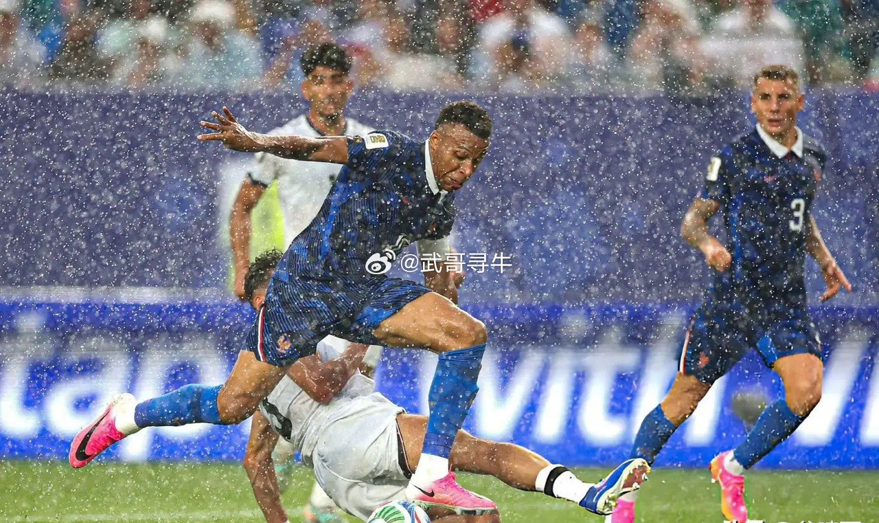 姆巴佩左脚世界波这场大雨中断法国与伊拉克比赛的这场大雨，有球迷认为是天助梅西要成