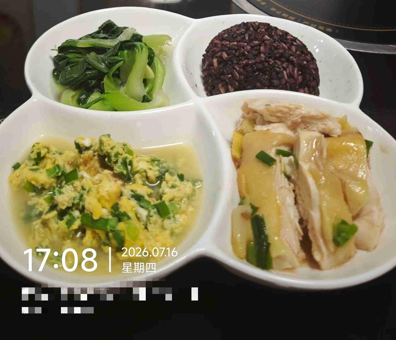 今天给自己安排了一份分格简餐，荤素主食汤全都有，吃着一点不憋屈。主食换成紫米