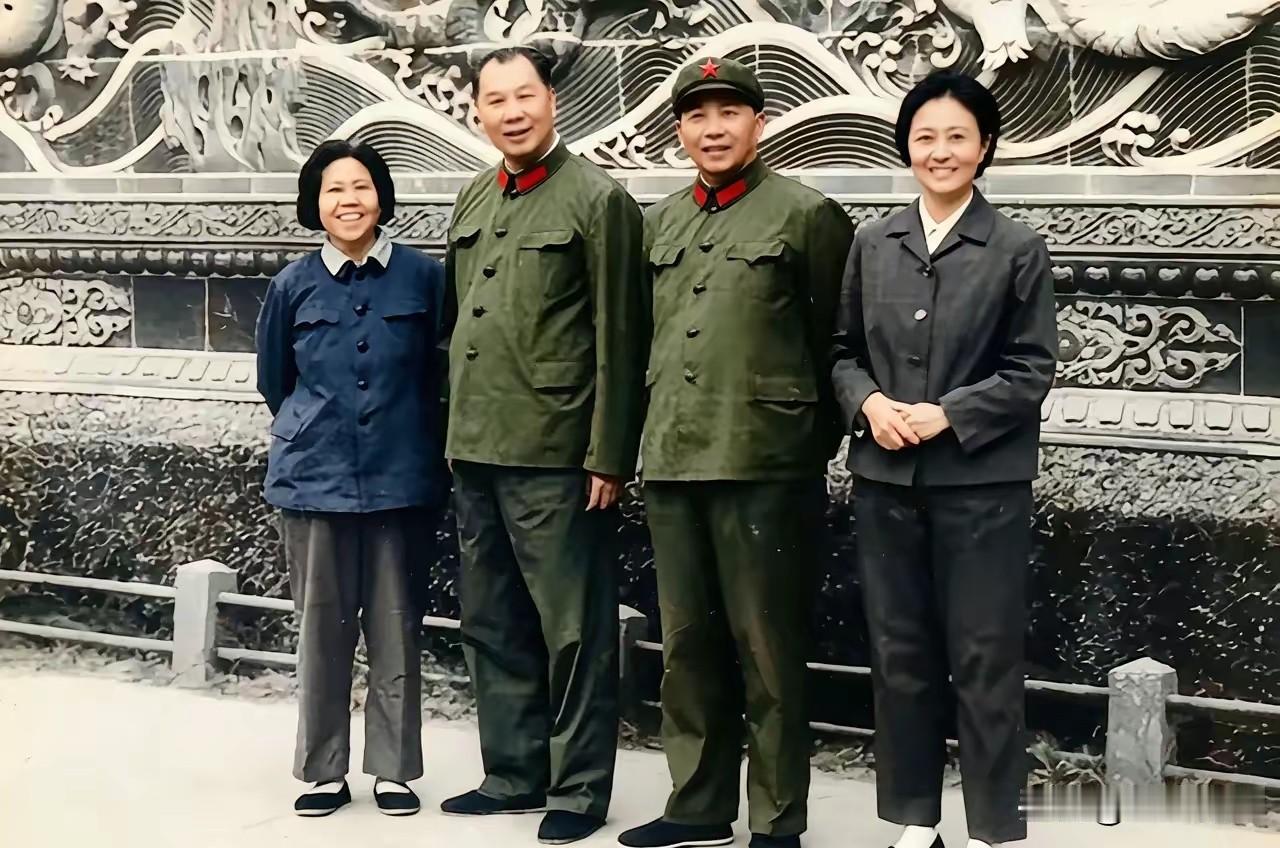1977年，杨成武和秦基伟两家合影，两位将军穿军装站中间，夫人一左一右照片
