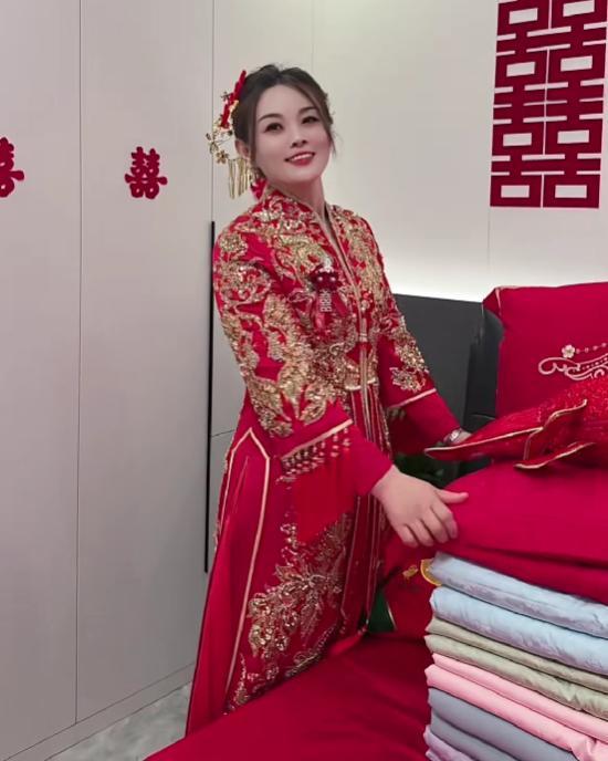 河北一场婚礼，火上了热搜，不是因为排场多大，也不是因为新人多感人，而是因为主角换