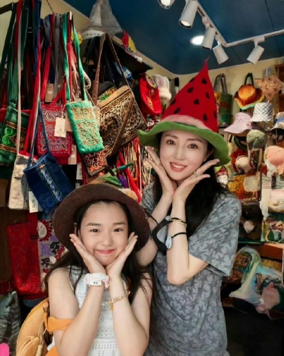董璇小酒窝在机场没走出来过小小年纪又阳光又大方，举手投足都有星味，还把好东西分给
