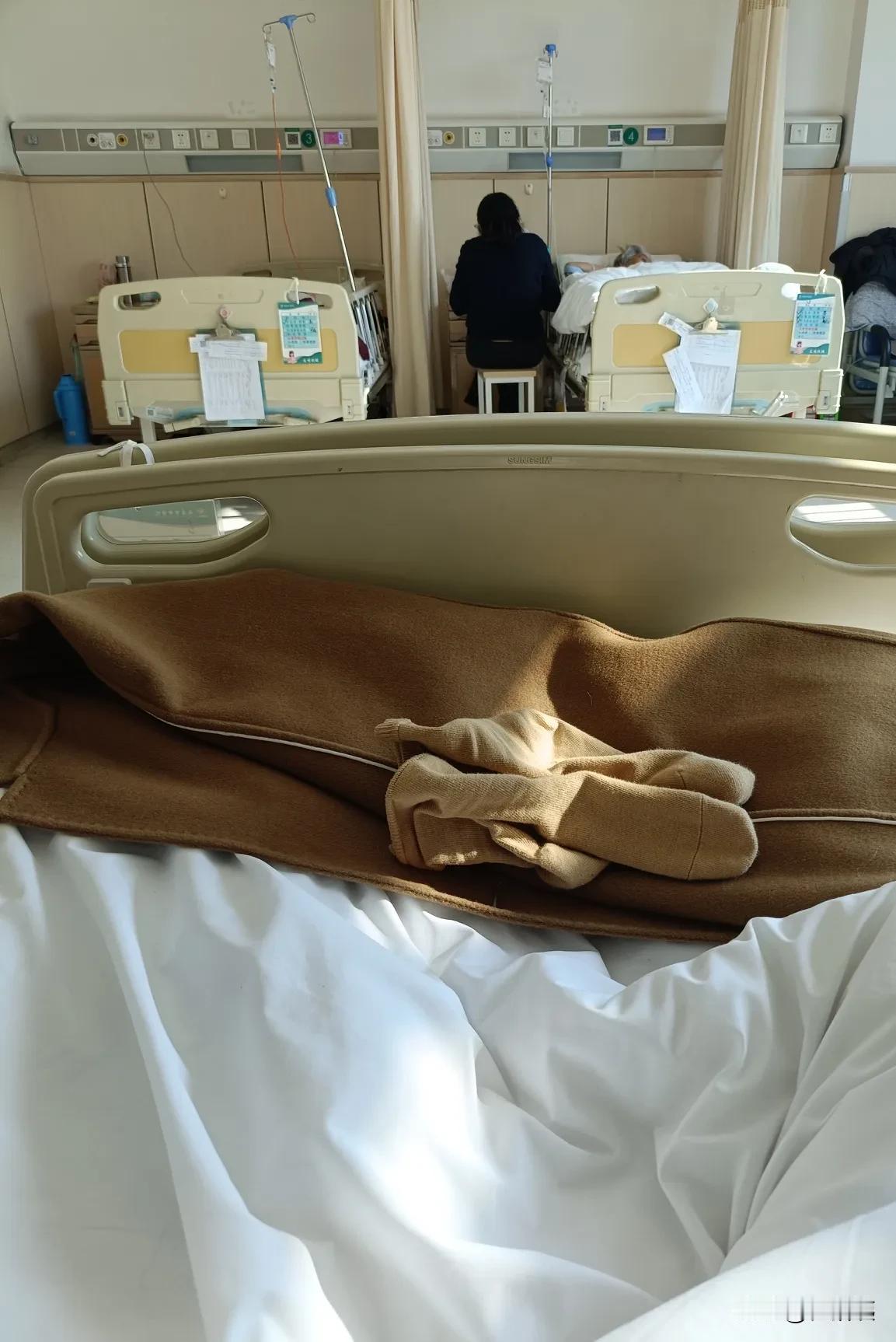 医院病房，看人间冷暖的地方，也能直观的看到儿子女儿的巨大差别。对面两张床位，住