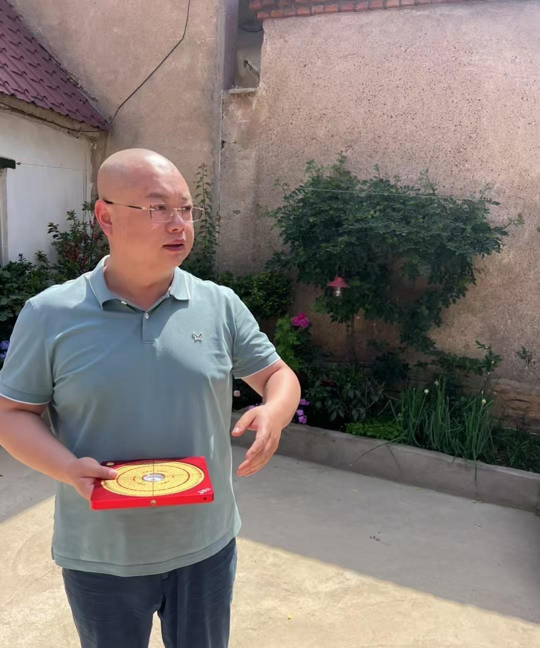 于锡福风水：民不葬四正，四正就是子午卯酉，老百姓的阴宅，坐向尽量不要选择子午卯酉