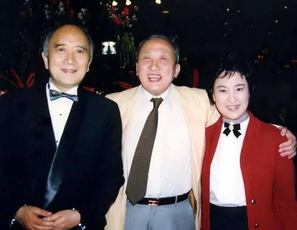 八十年代，著名电影表演艺术家孙道临（左）与夫人著名越剧表演艺术家王文娟与他们婚姻