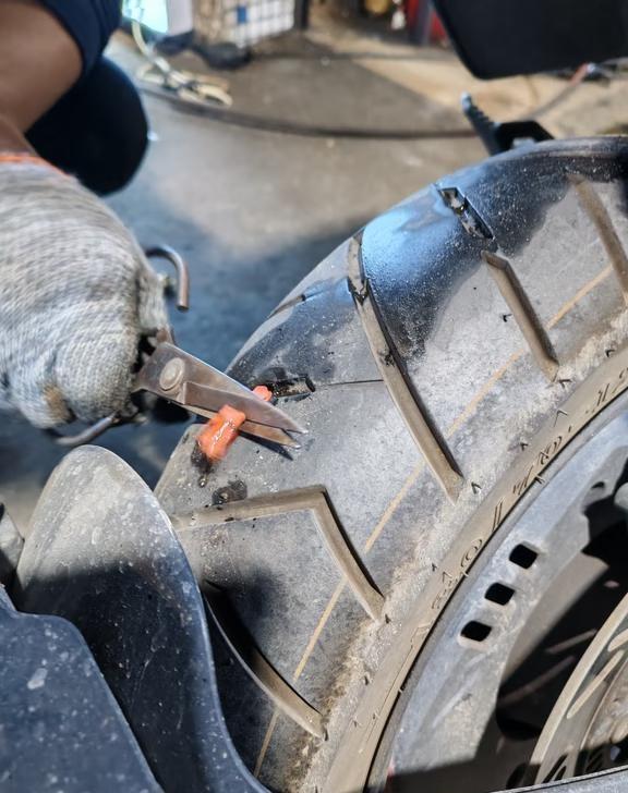 溜摩托，发现扎了一个大钉子，收了我12幸好这么晚，别人还没关店^ω^一不小心