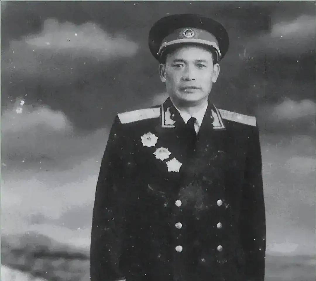 1929年，红军悬赏250大洋买重机枪，一个国军排长扛来两挺，彭德怀要奖他200