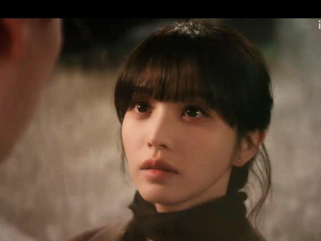 田曦薇给胡一天擦头发镜头田曦薇胡一天新剧吻戏哦哟哦哟，终于等来电视剧《天才女友