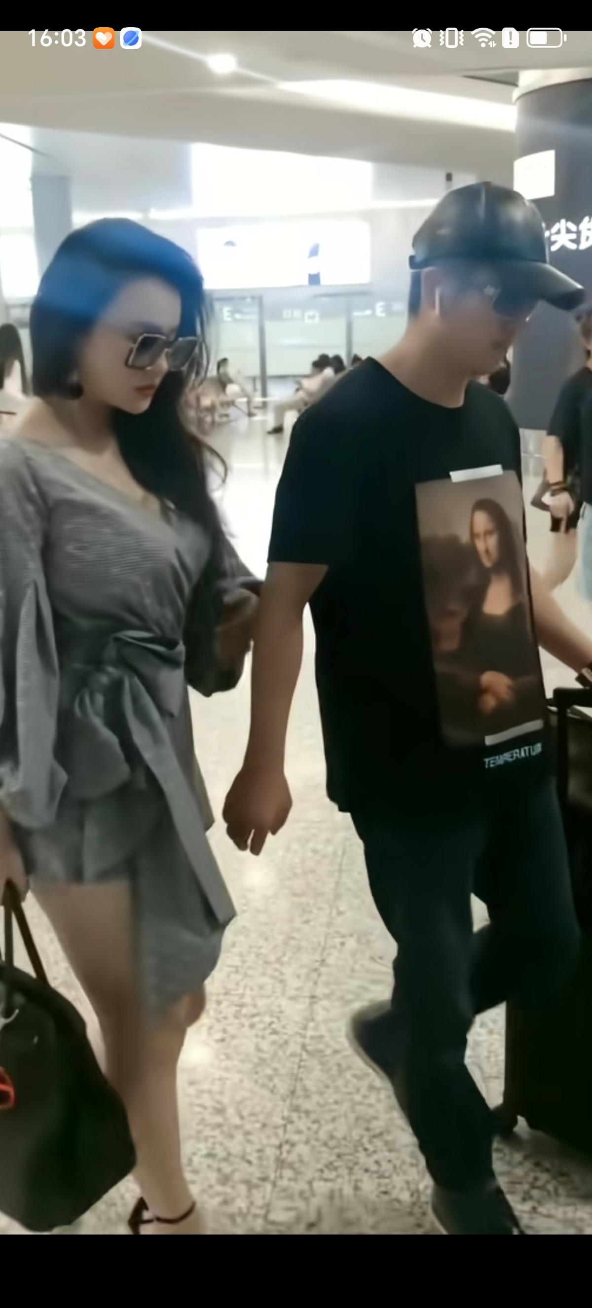 有娱记在机场遇到了冉莹颖和邹市明夫妻，不得不说眼神是真好，俩人都戴着墨镜也被认出