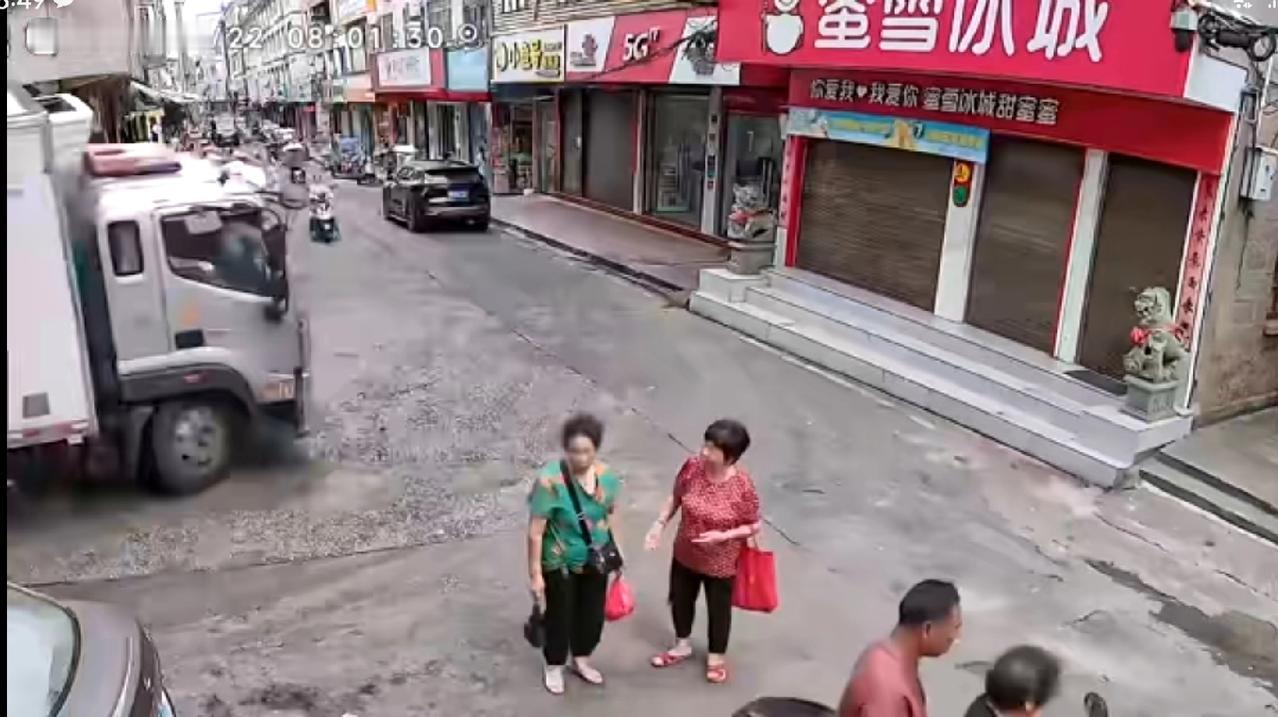 9月22日上午8时，福建福州连江县苔菉镇，镇上似乎很清闲。在一丁字路口，临街的商