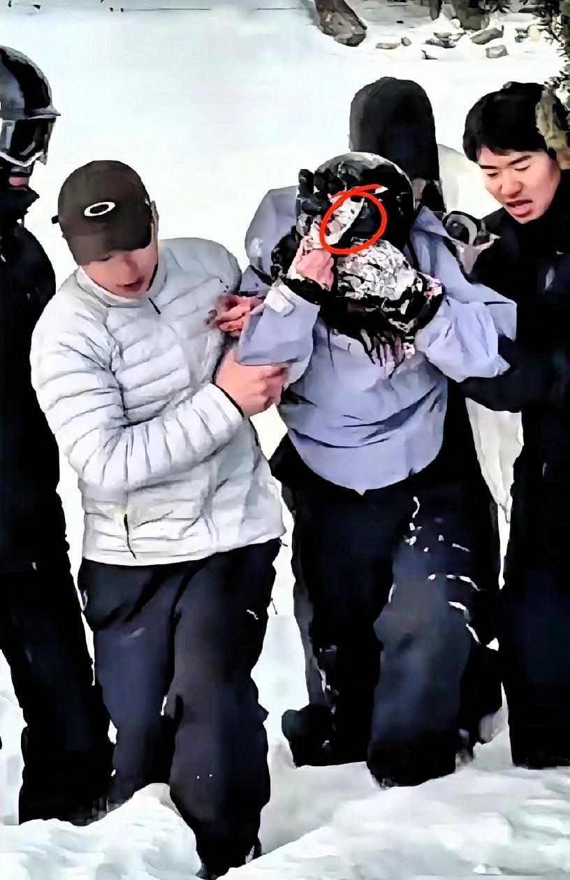 那只雪豹盯着她看了整整10分钟，才下嘴。​并不是犹豫，是在判断威胁。​这女游