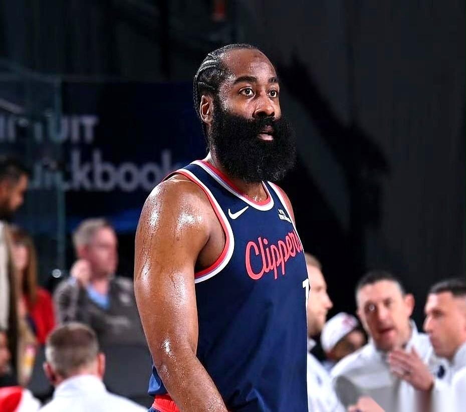 10场比赛，输了9场。然后，哈登终于歇了。看到这新闻，我的第一反应竟然是：谢