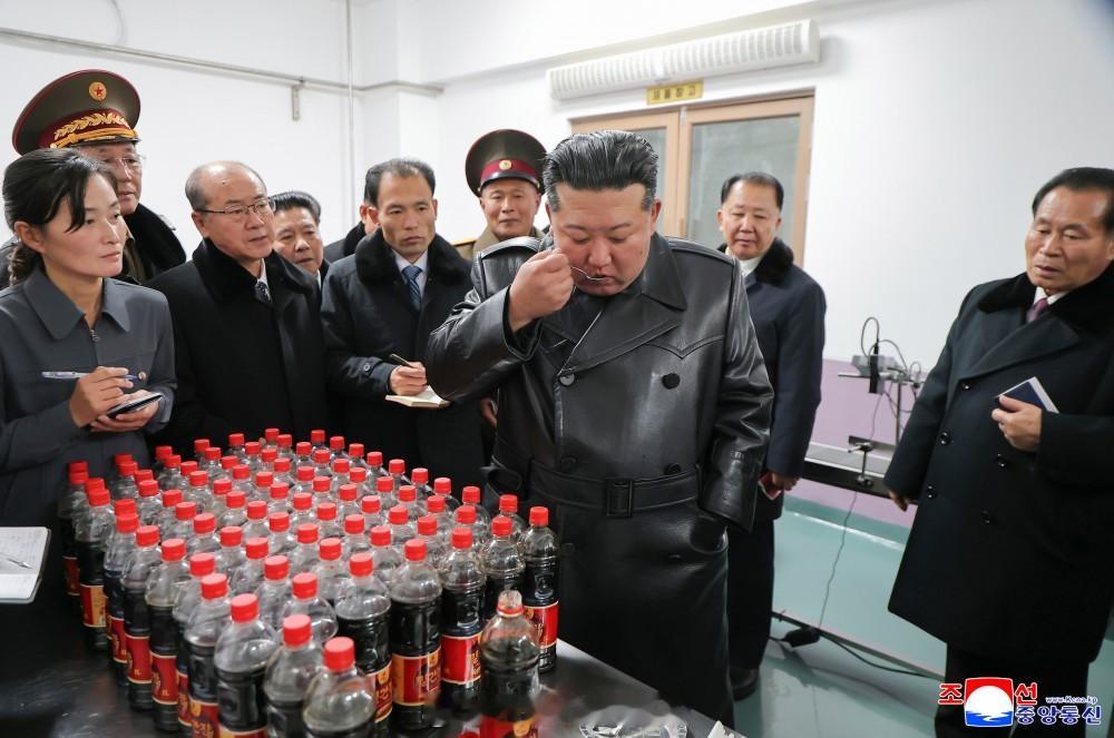 刚生产出来的醋，他亲口吃一啖。然后频频点头！