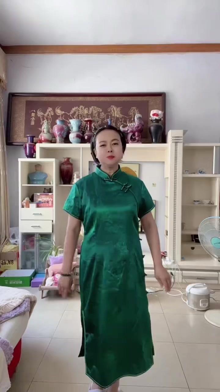 💃总觉得自己像从老书里走出来的旗袍女人～最喜欢裹着旗袍出门了。虽然我肉肉的，但