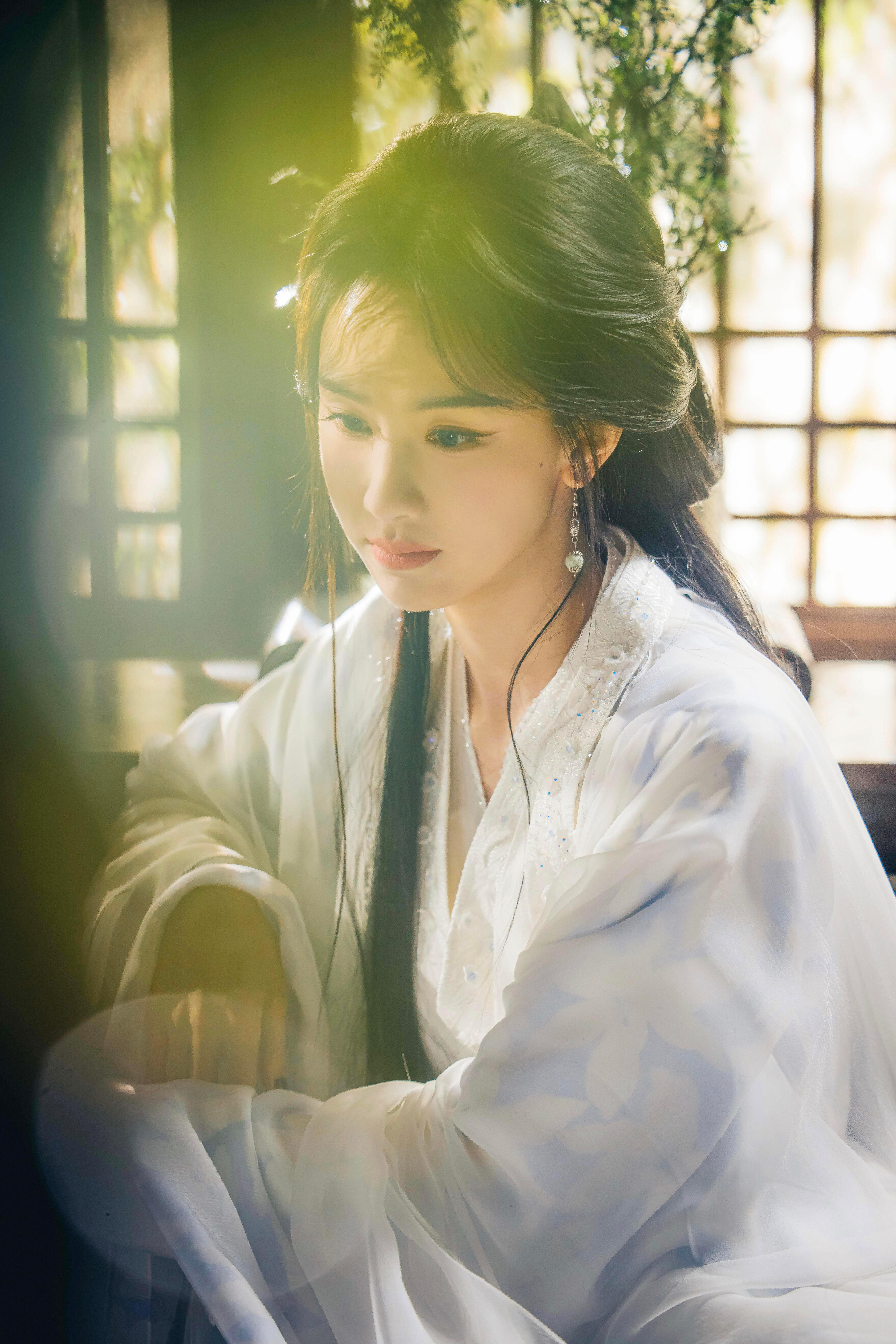 陈都灵美商嘟嘟真是悄悄把美商点满！连痣的位置都要亲自设计，耳朵包多少、大小如何全