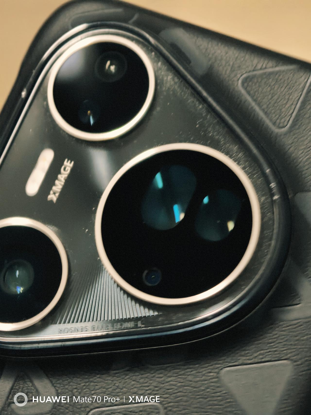 Pura80ultra十倍定焦花丛干活的阿姨。华为Pura80ultraXM