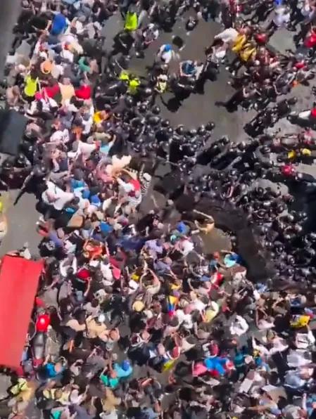 委内瑞拉爆发了大规模的骚乱，局势的发展难以预测。自美国强行带走马杜罗，副总统罗德