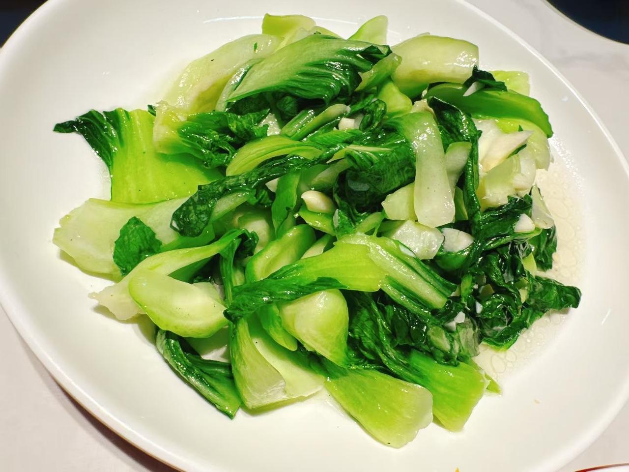猪油炒青菜，对我个人来说，是一道爽口开胃的美食！我每次去饭店，都会提前跟服务