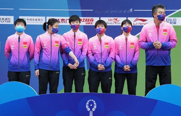 这张6人同框旧照，我一眼就认出了乒坛功勋教练员李隼，凤眼如虹的孙颖莎，身材高挑的