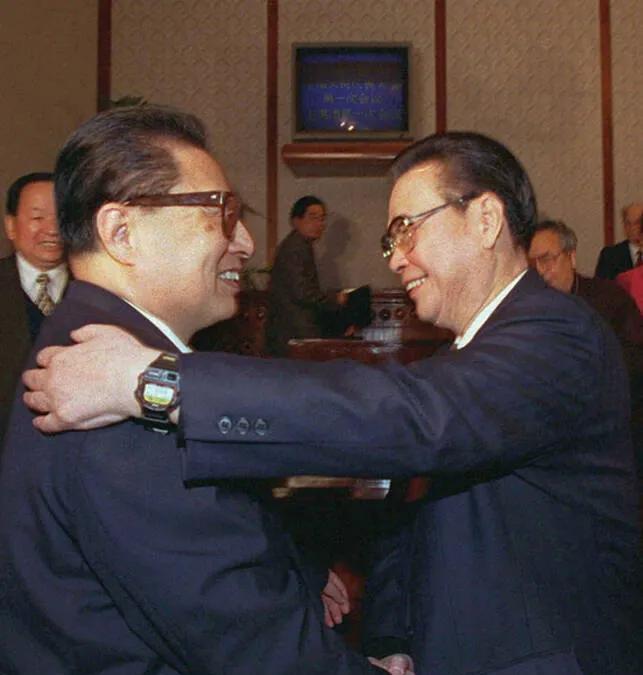 1998年3月4日，李鹏拥抱乔石。