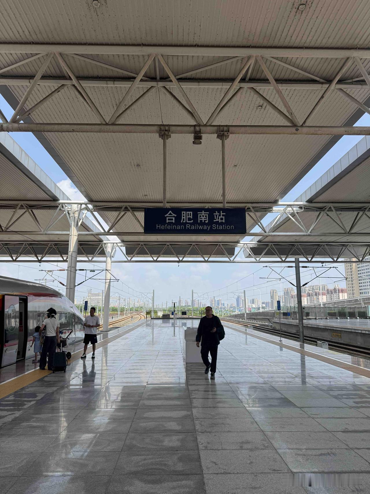 好久没去合肥了。这次去合肥看个老朋友，在合肥住了一天。现在合肥发展的很好，是