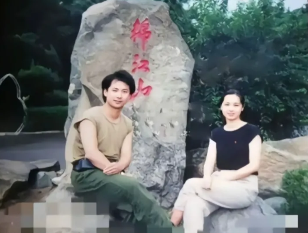 1988年，热恋中的王全安和蒋雯丽，在锦江山游玩时的一张合影，那时候的两人看起来