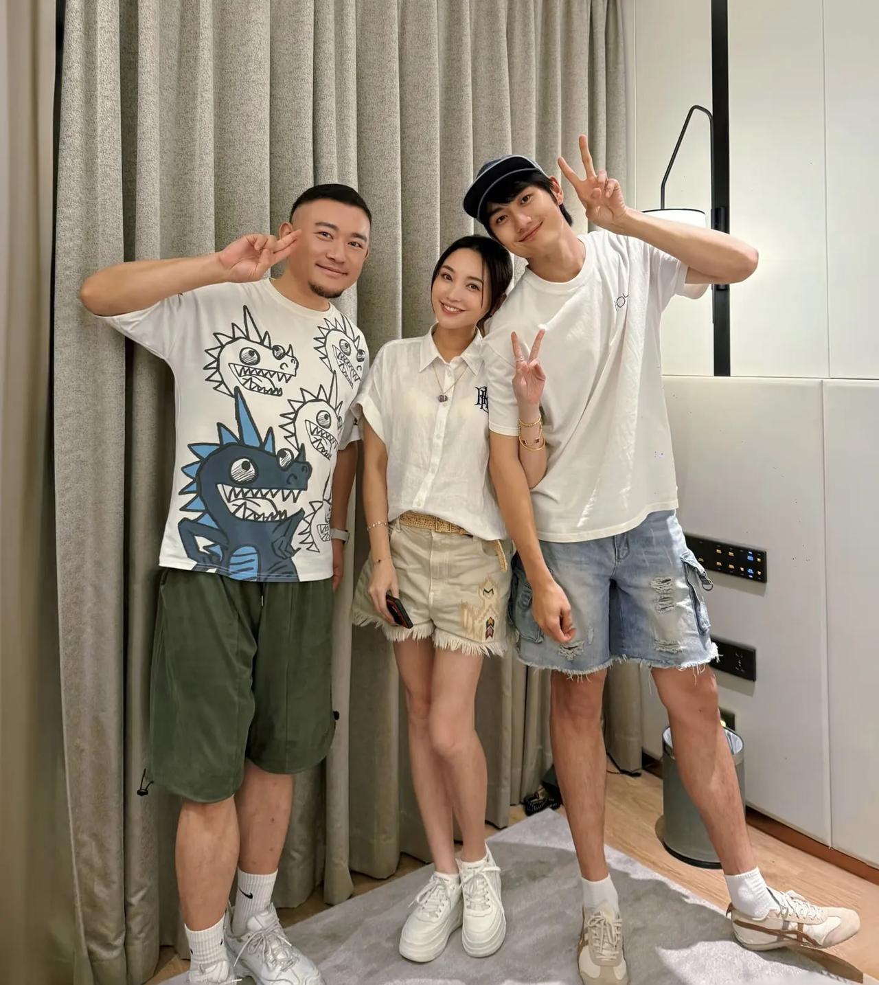 42岁金莎和小男友孙丞潇甜蜜同框，她的状态真好，两条腿很细，皮肤白皙，好像大学生