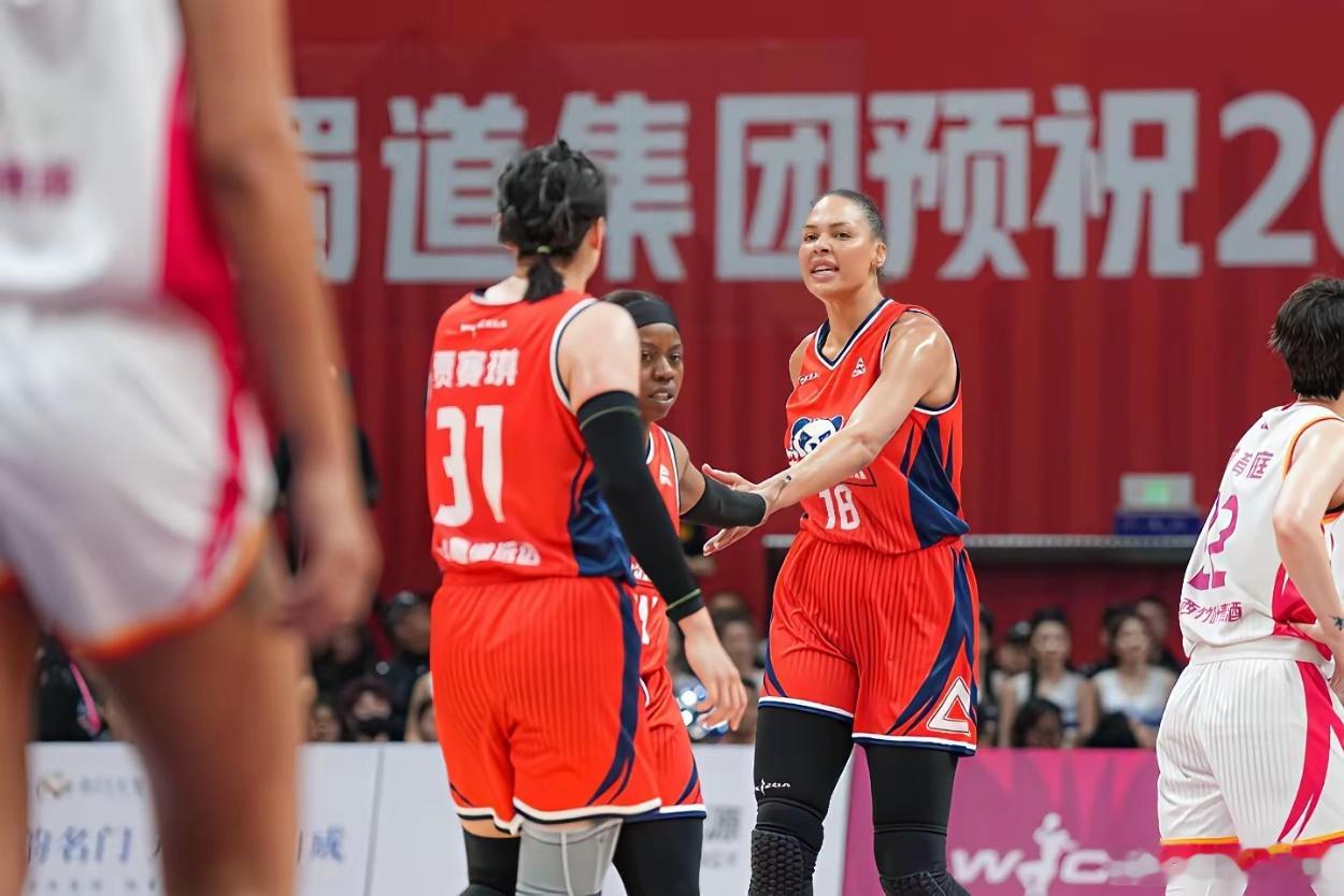 四川女篮已在出局边缘因为坎贝奇伤退、奥贡停赛先说坎贝奇这个点，四川女篮在总决赛G